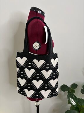 Black & White Heart Pattern Knit Tote Bag
